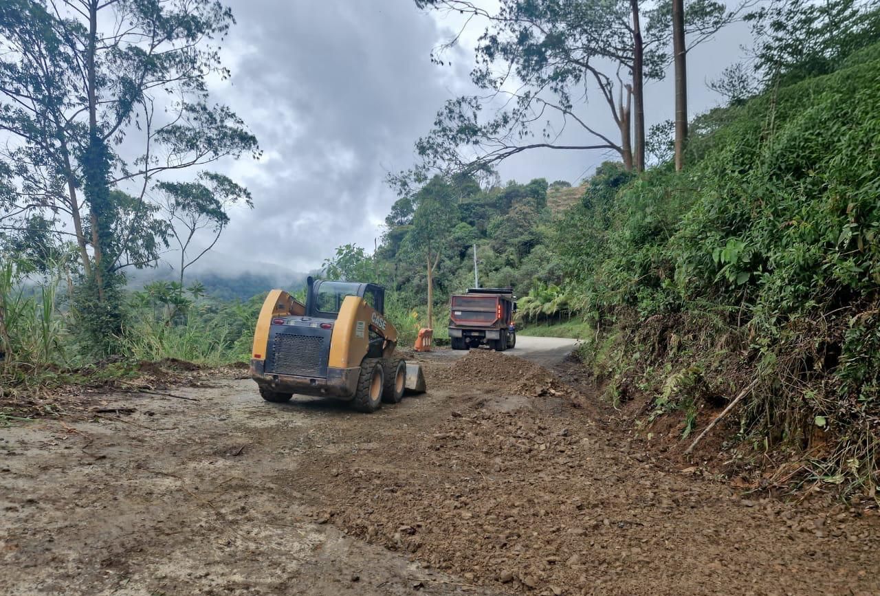 Secretaría de Infraestructura realiza trabajos de mitigación en la vía Concordia – Betulia y recomienda transitar con precaución debido a falla geológica